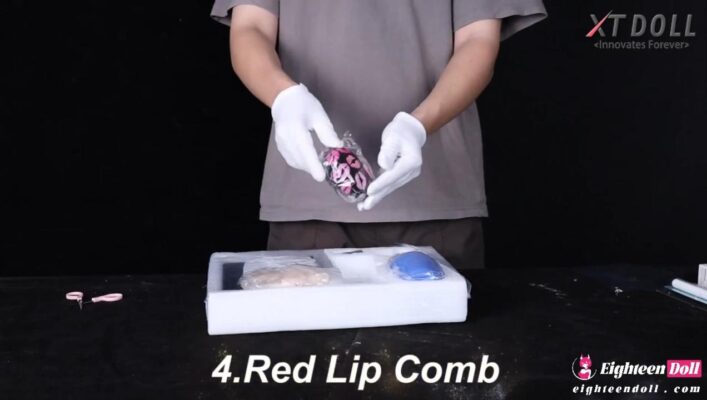 4.Red lip comb